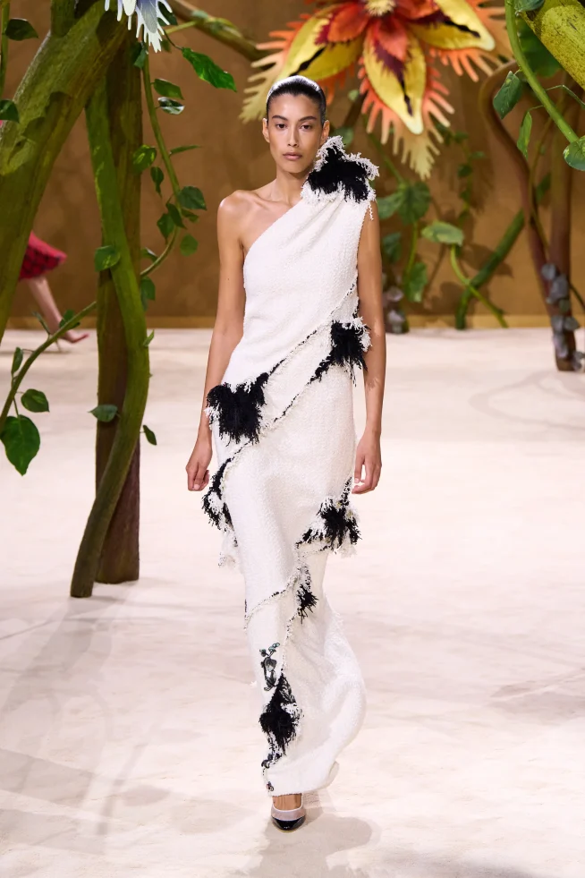 Chanel Outono/Inverno 2026-2027: Alta Costura 00018 chanel fall 2026 couture credit gorunway 654x981
