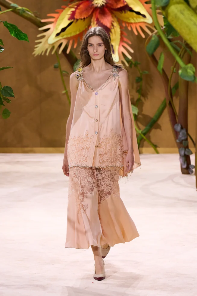 Chanel Outono/Inverno 2026-2027: Alta Costura 00048 chanel fall 2026 couture credit gorunway 654x981