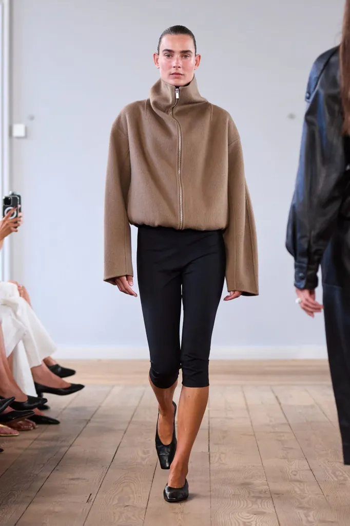 Copenhagen Fashion Week SS27: Minimalismo wp 17860800051587000067097266241482 682x1024